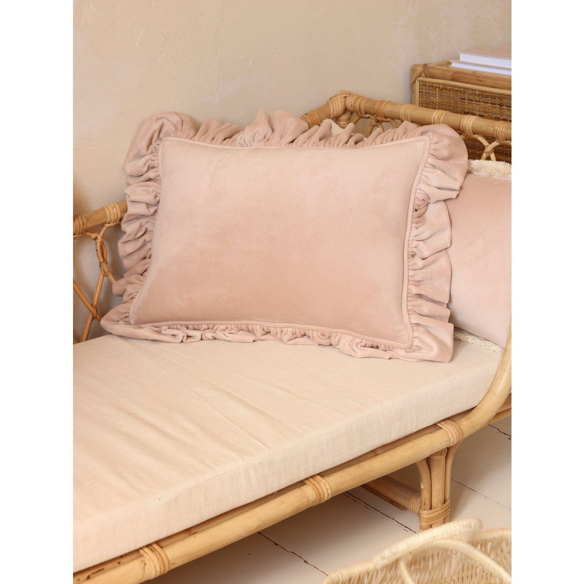 Aksominė latte pagalvė