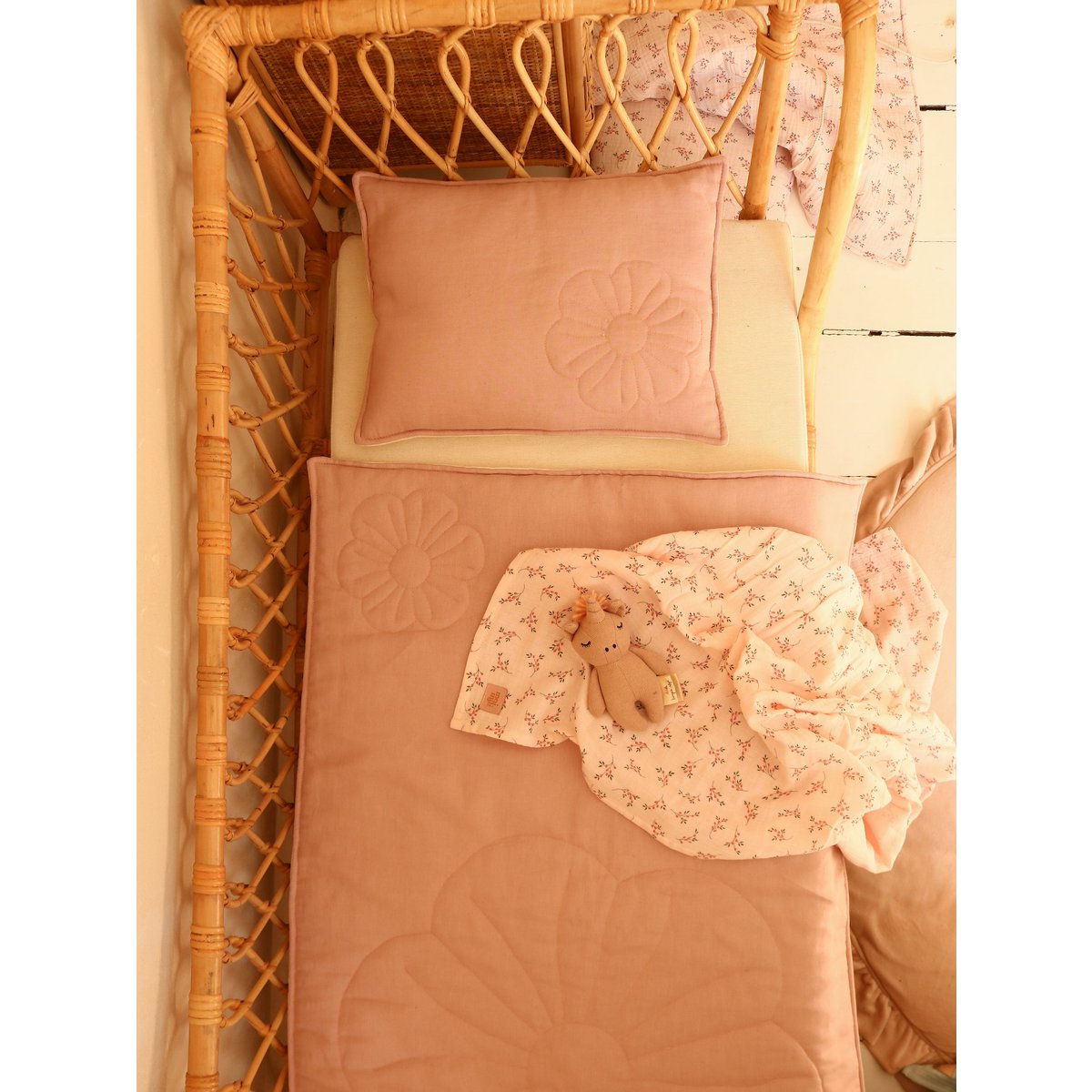 Bloom Powder Pink Children'S Blanket And Pillow Set