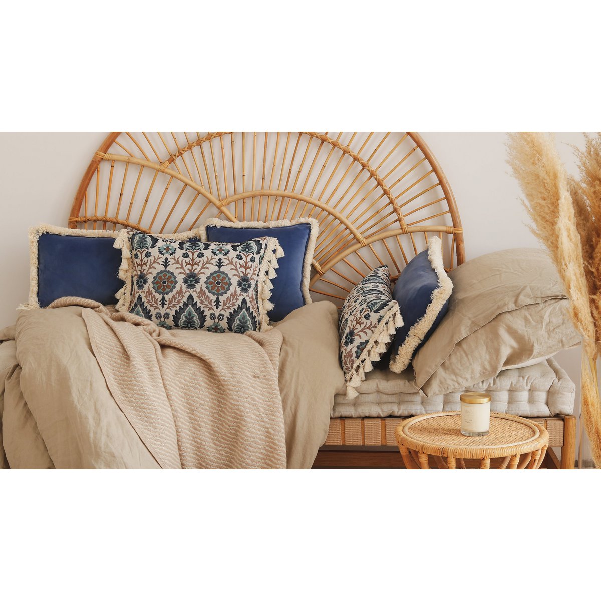 Pagalvė mėlyna vilkdalgė