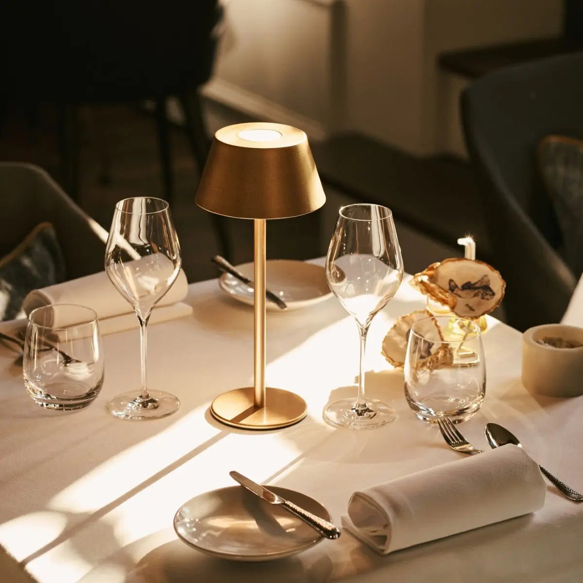 STALINĖ LEMPA MILOU AUKSINĖ