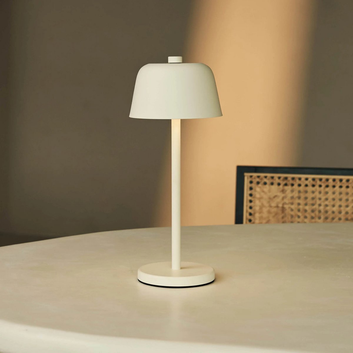 STALINĖ LEMPA ANTON VANILLA