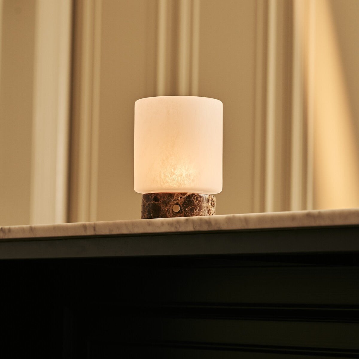 STALINĖ LEMPA CUYP EMPERADOR TAMSI MARMURO