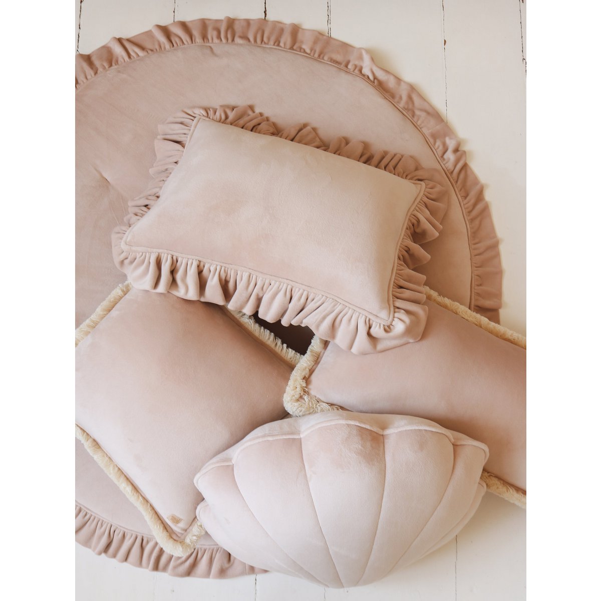 Aksominė latte pagalvė